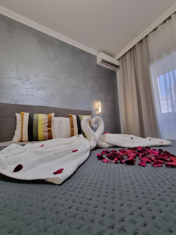 um quarto com duas camas com rosas no chão em Roman Holidays House Monteverde em Roma