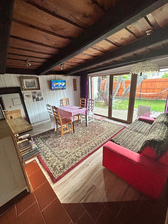 ein Wohnzimmer mit einem roten Sofa und einem Tisch in der Unterkunft Cibak House in Liptovský Mikuláš