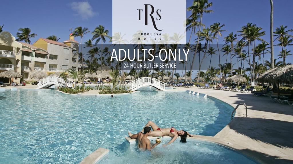 eine Gruppe von Personen in einem Schwimmbad in einem Resort in der Unterkunft TRS Turquesa Hotel - Adults Only - All Inclusive in Punta Cana