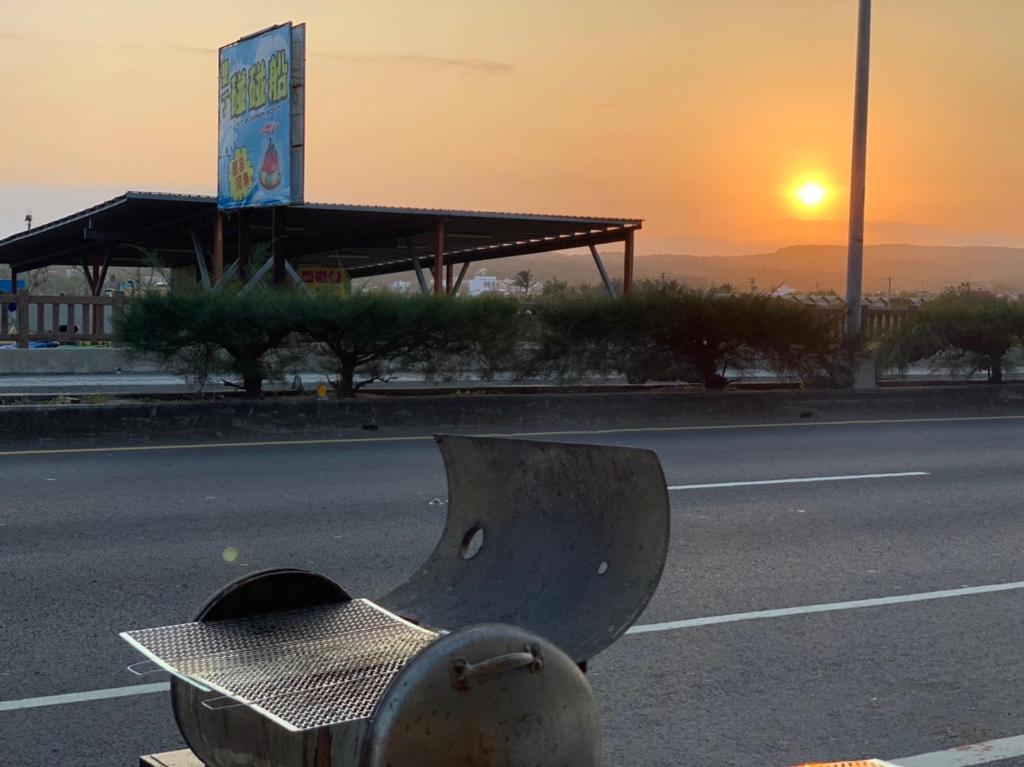 Alba o tramonto visti dall'interno della stanza in casa privata o dai dintorni