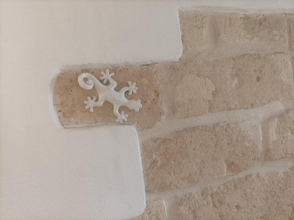 a lizard ornament on a brick wall at Casa Vacanze Il Geco in Trani