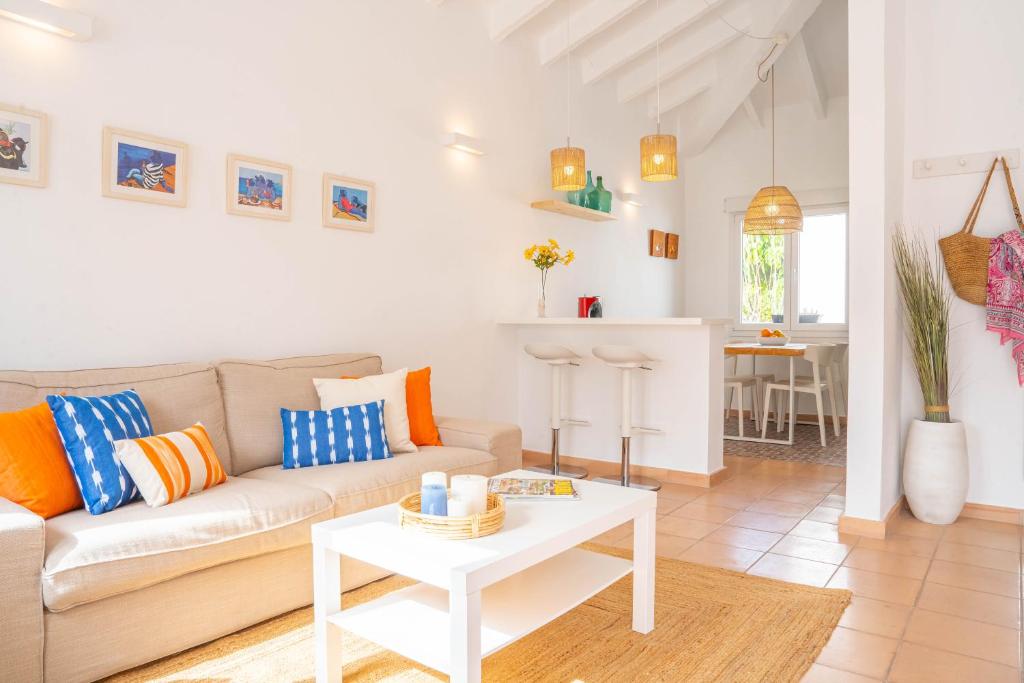 sala de estar con sofá y mesa en Casa Menorquina centro Ciutadella, en Ciutadella