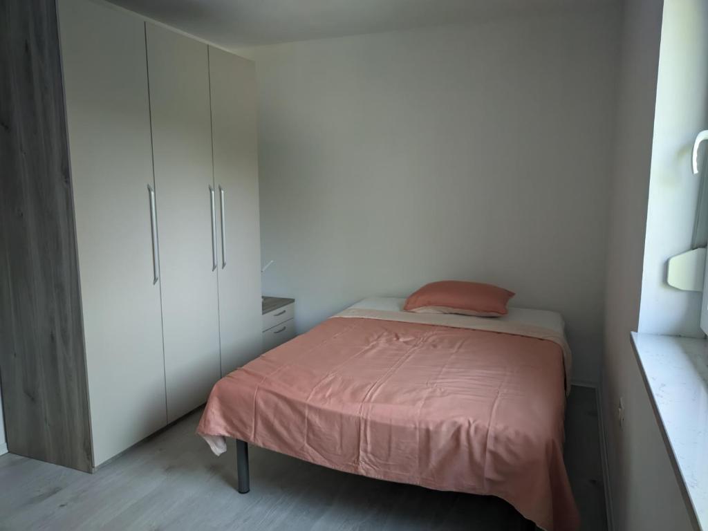Postel nebo postele na pokoji v ubytování Počitniška hiša Hum