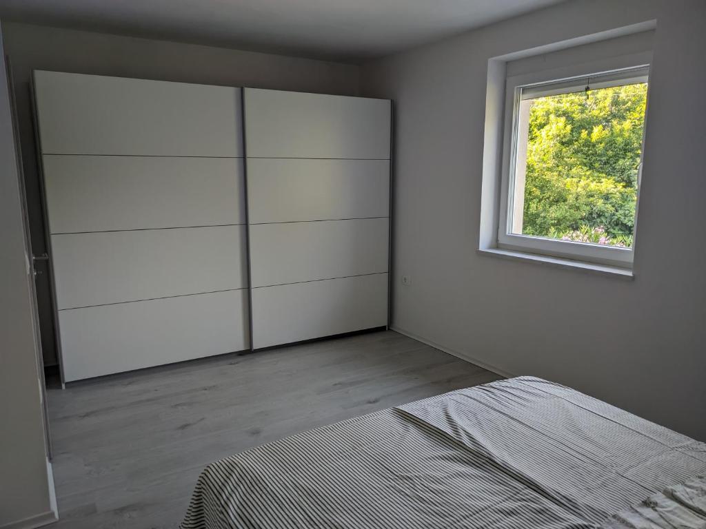 Postel nebo postele na pokoji v ubytování Počitniška hiša Hum