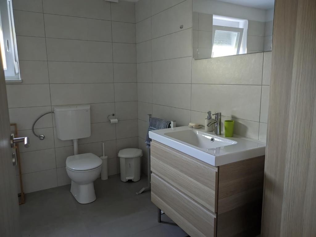 Koupelna v ubytování Počitniška hiša Hum