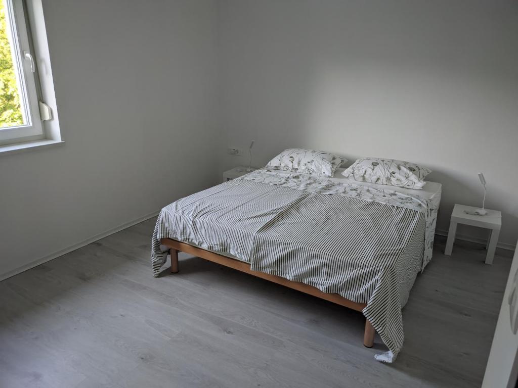 Postel nebo postele na pokoji v ubytování Počitniška hiša Hum
