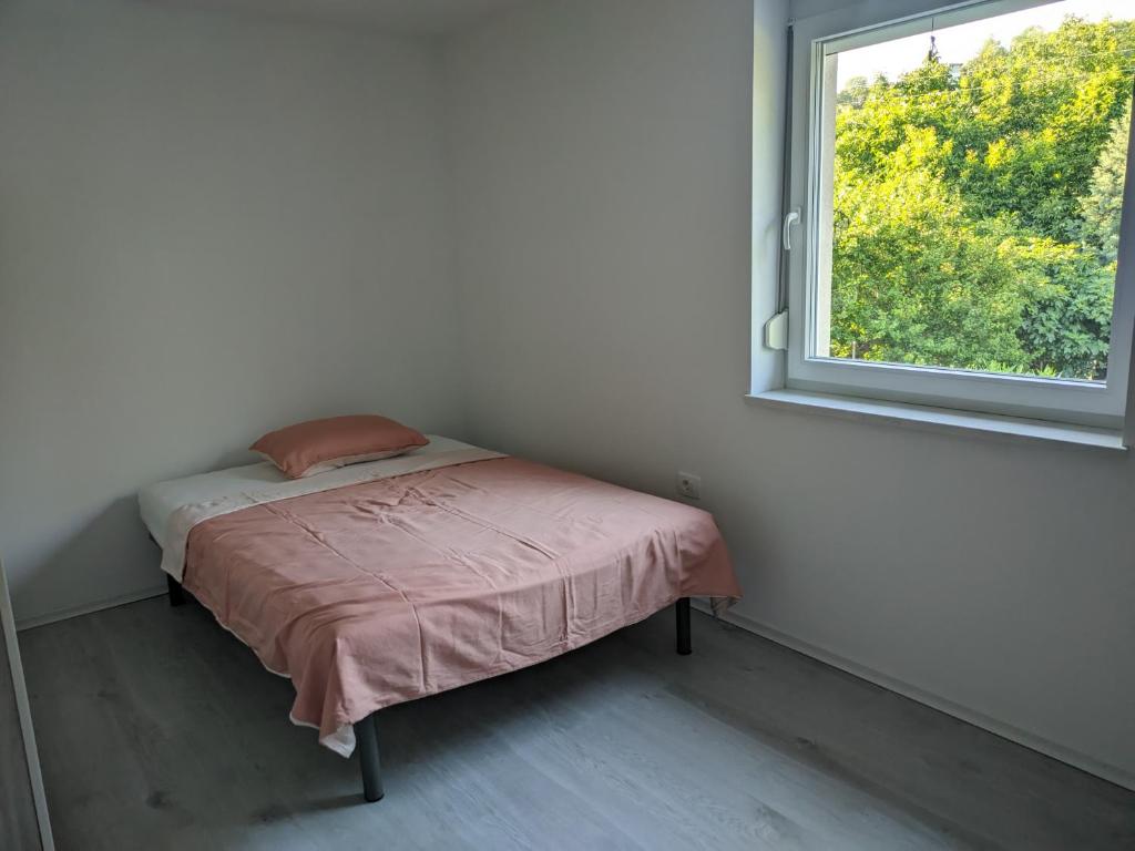 Postel nebo postele na pokoji v ubytování Počitniška hiša Hum