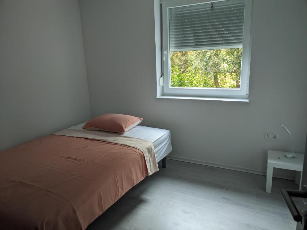 Postel nebo postele na pokoji v ubytování Počitniška hiša Hum