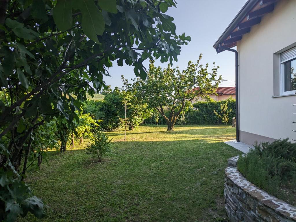 Zahrada ubytování Počitniška hiša Hum