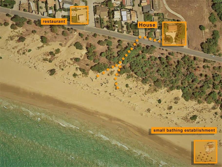 - une carte d'une plage avec des maisons et une route dans l'établissement Beach House Focallo (private car park), à Ispica