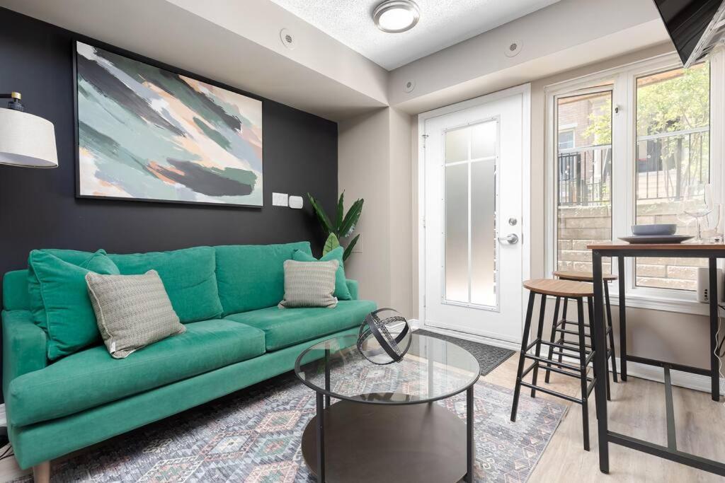 Lakeside Haven Cozy Townhome in Liberty Village!, Toronto, Canada