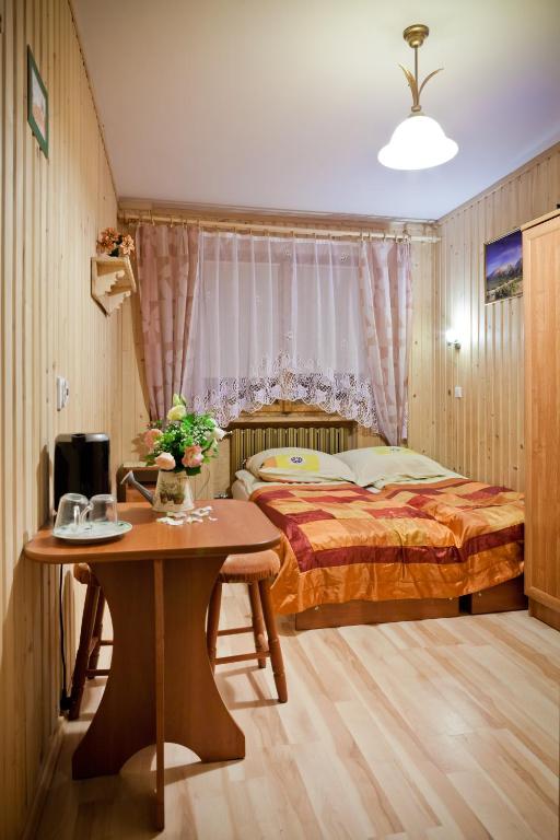 Postel nebo postele na pokoji v ubytování Smyrecek-centrum Bukowiny