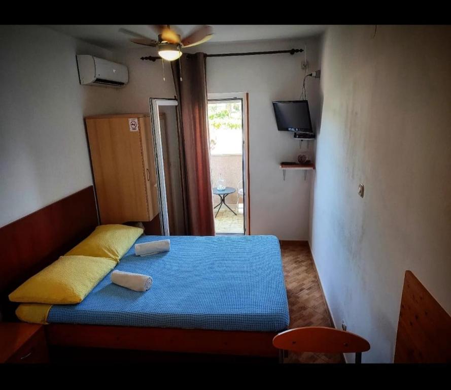 Postel nebo postele na pokoji v ubytování Studio Manora Sucuraj
