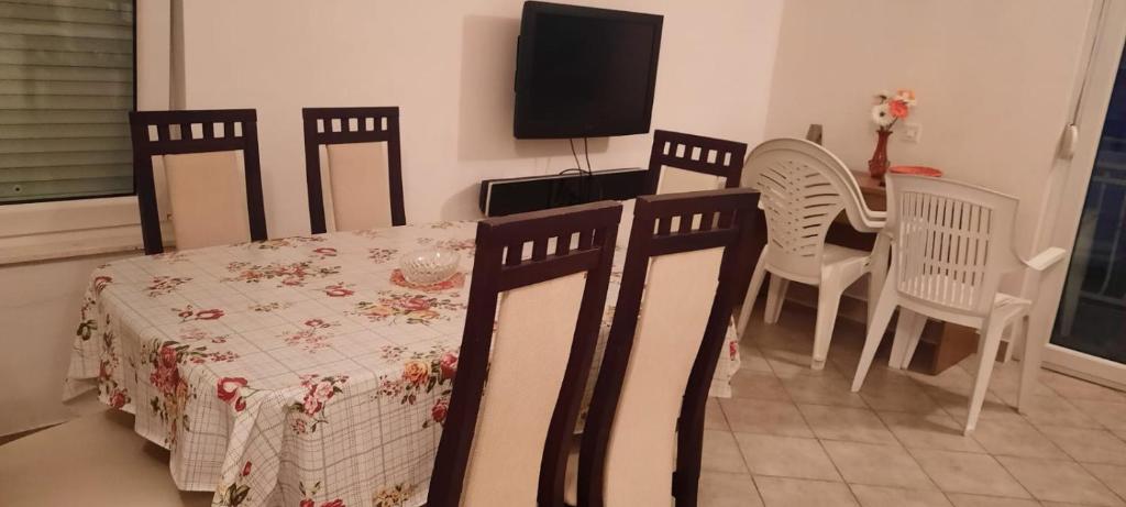 Postel nebo postele na pokoji v ubytování Apartmani Nika