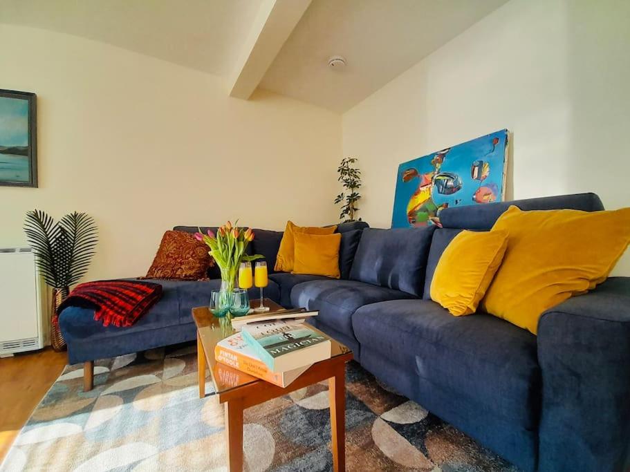 sala de estar con sofá azul y mesa en Berlin Wall Apartment at The Residence Bantry, en Bantry