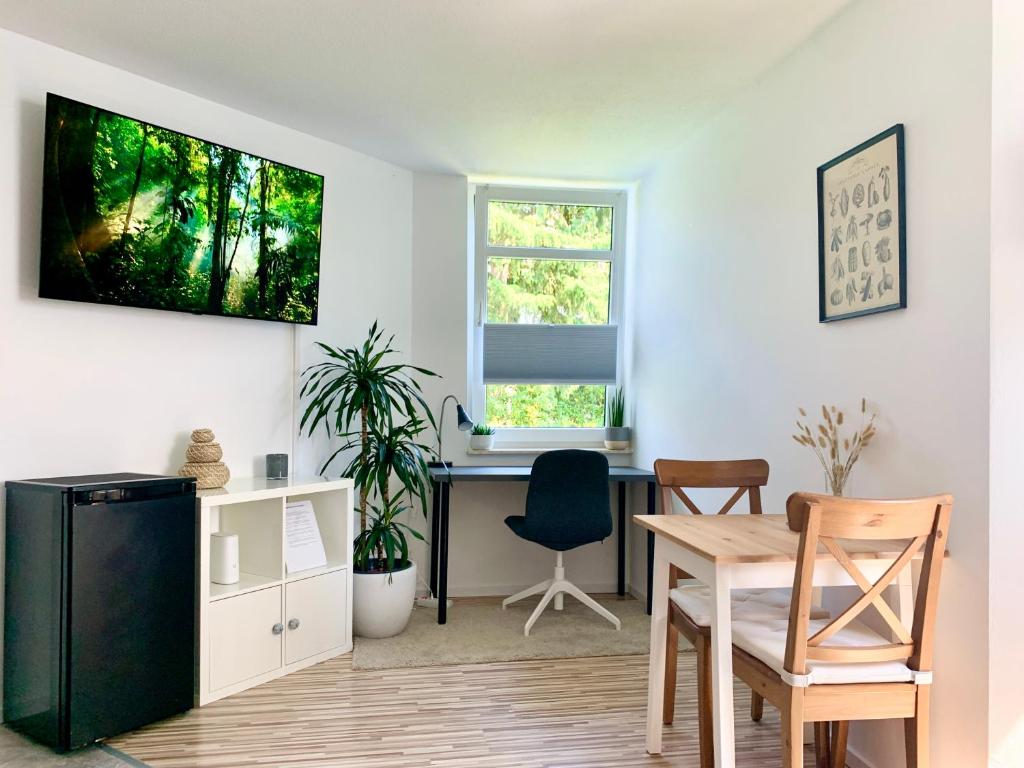 een keuken en eetkamer met een tafel en een raam bij 21qm² Business Apartment in Bielefeld