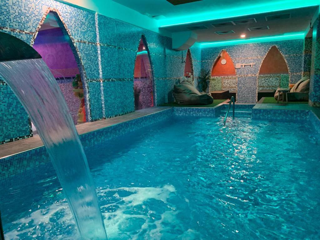 uma piscina num quarto com piscina em Impero Hotel Beauty & Spa - Bike Hotel em Cantello