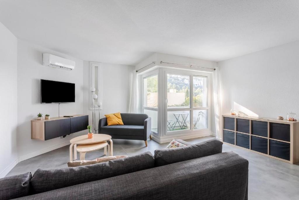 a living room with a couch and a table at Le Roucas - Chaleureux appartement aux Baux de Provence in Les Baux-de-Provence