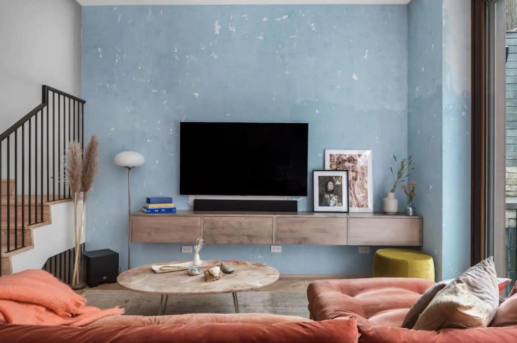 ein Wohnzimmer mit einem Sofa und einem TV in der Unterkunft Luxury apartments in Ankara