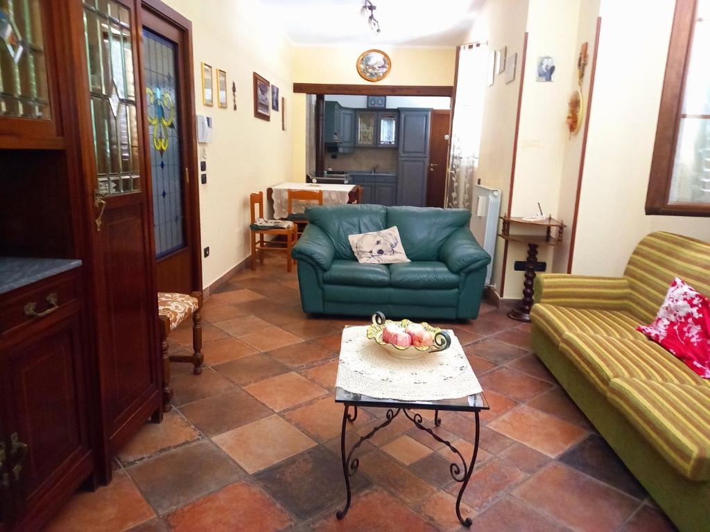グアルド・タディーノにあるIl Castellareのリビングルーム(ソファ、テーブル付)