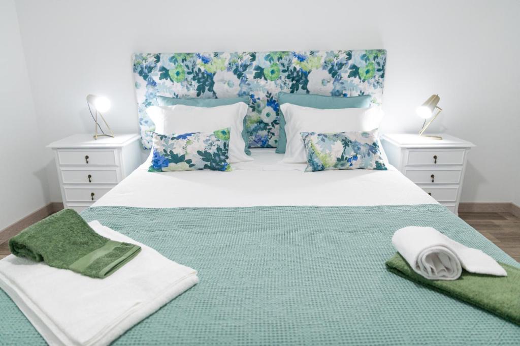 - une chambre avec un lit doté d'une couverture verte et d'oreillers dans l'établissement Casa Milita, à São João da Pesqueira
