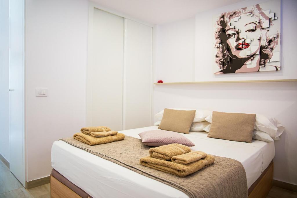 美洲海灘的住宿－Luxury Suite Borinquen，一间卧室配有带毛巾的床