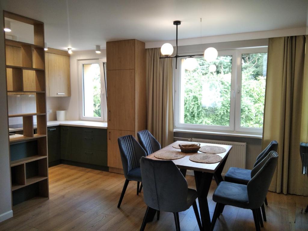 cocina y comedor con mesa y sillas en Apartament Górka Zdrój en Busko-Zdrój