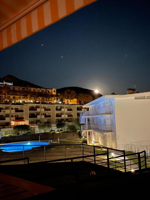 vista su un complesso di appartamenti di notte di Almadrava Beach a Roses