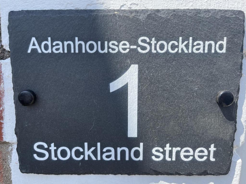 una señal negra con el número. en Adanhouse-stockland spacious 5 bedroom house sleeps 12 private garden, en Cardiff