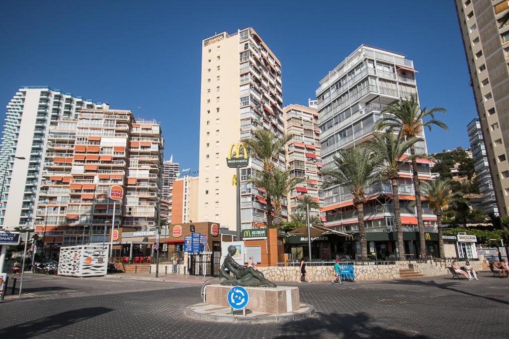 una calle en una ciudad con edificios altos en Apartamentos Las Carabelas, en Benidorm