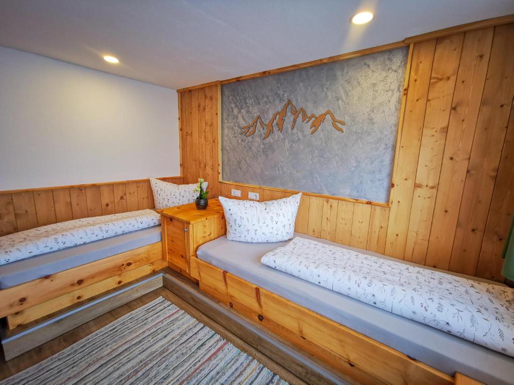 una sauna con 2 bancos en una sala de madera en Kornkastl 