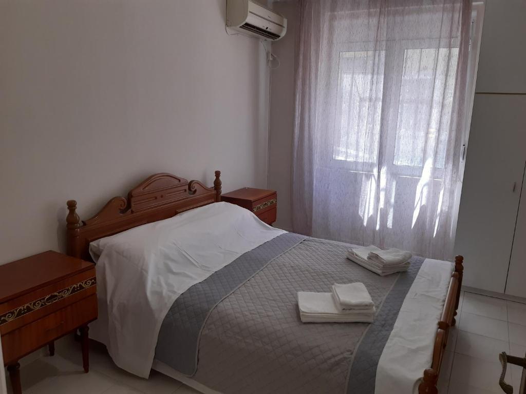 una camera da letto con un letto e due asciugamani di Central Apartment ad Atene