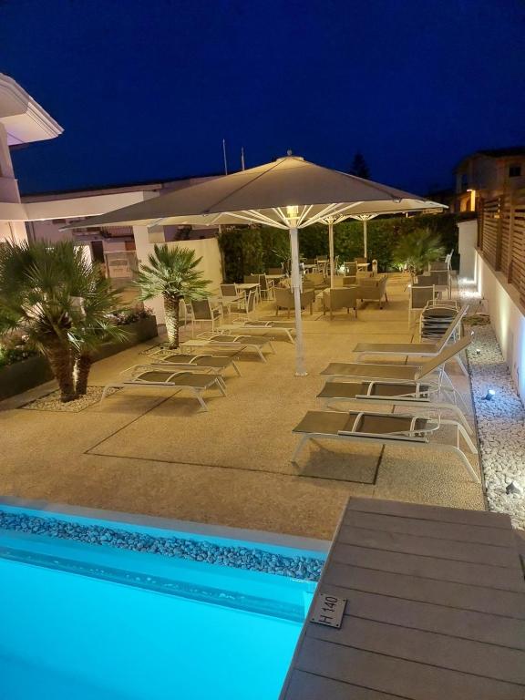 Bazén v ubytování Hotel Nettuno nebo v jeho okolí