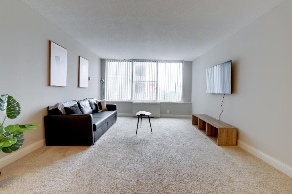 A seating area at Modern Apartment At Crystal City With Gym