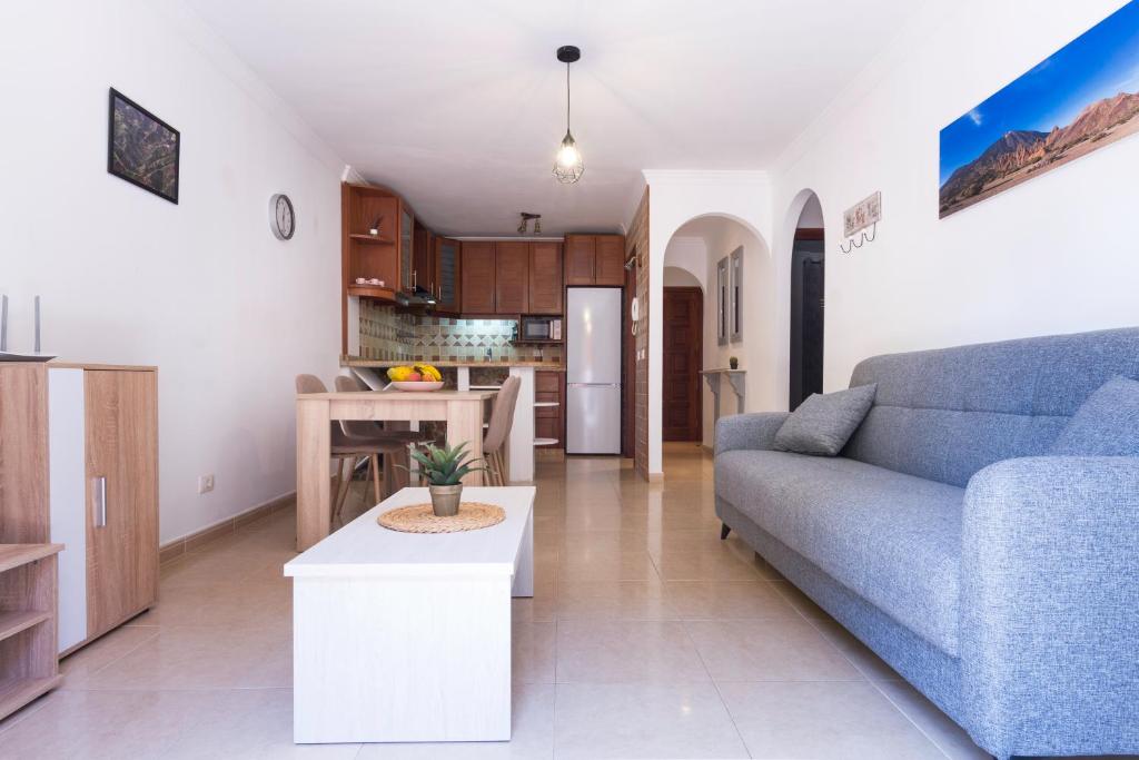 ein Wohnzimmer mit einem Sofa und einem Tisch in der Unterkunft El Brezo in Tegueste