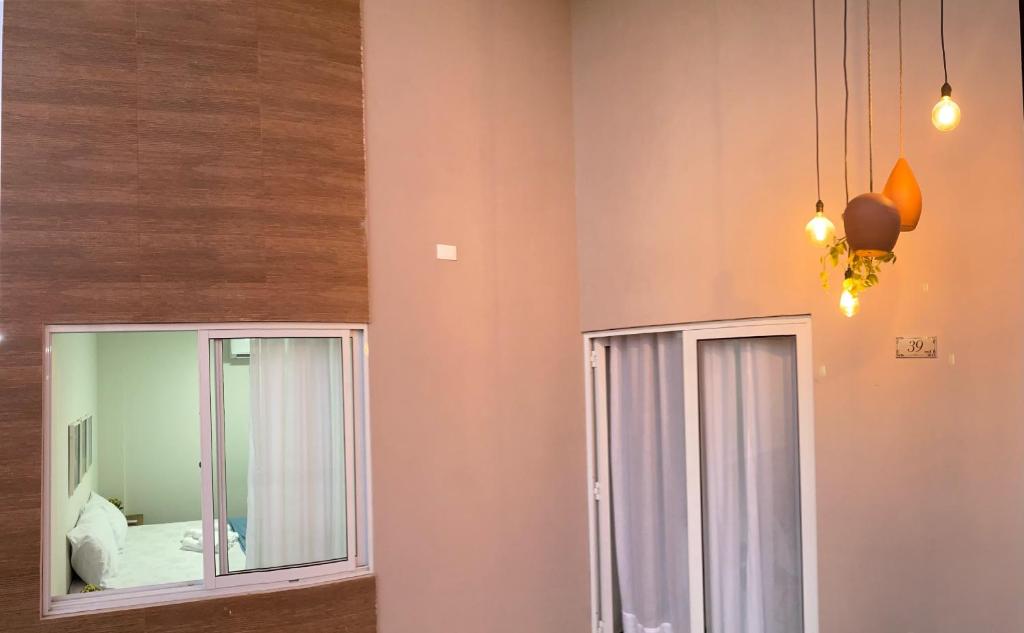 una stanza con due specchi e una camera con un letto di Bangalô 39 a Tamandaré