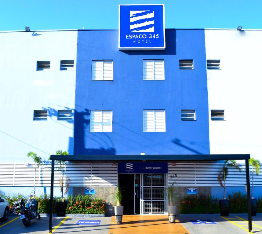 een blauw gebouw met een bord erop bij Espaço 345 Hotel in Paulínia