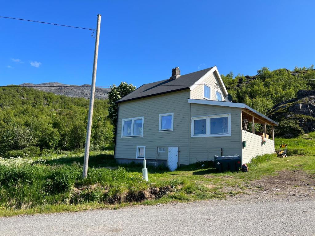 uma casa à beira da estrada em Bestefarhuset em Hakkstabben