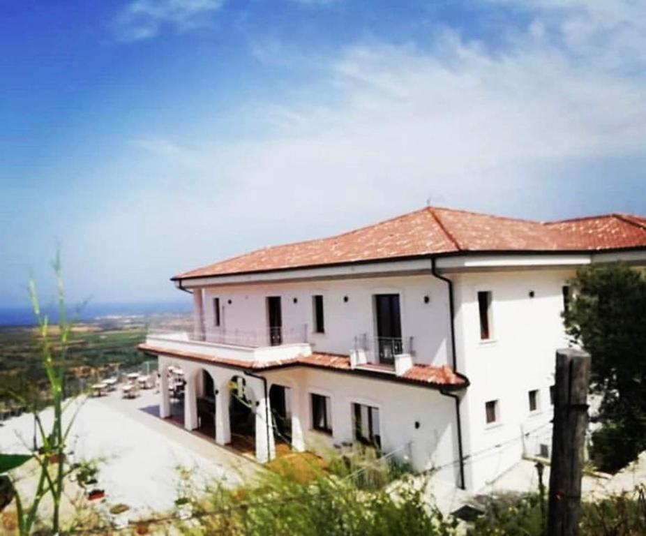 una casa en la cima de una colina con vistas en Aquila D'oro, en Cirò