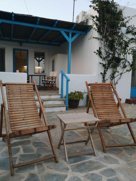 2 sillas y una mesa en el patio en Asimina's beach house, en Ándros