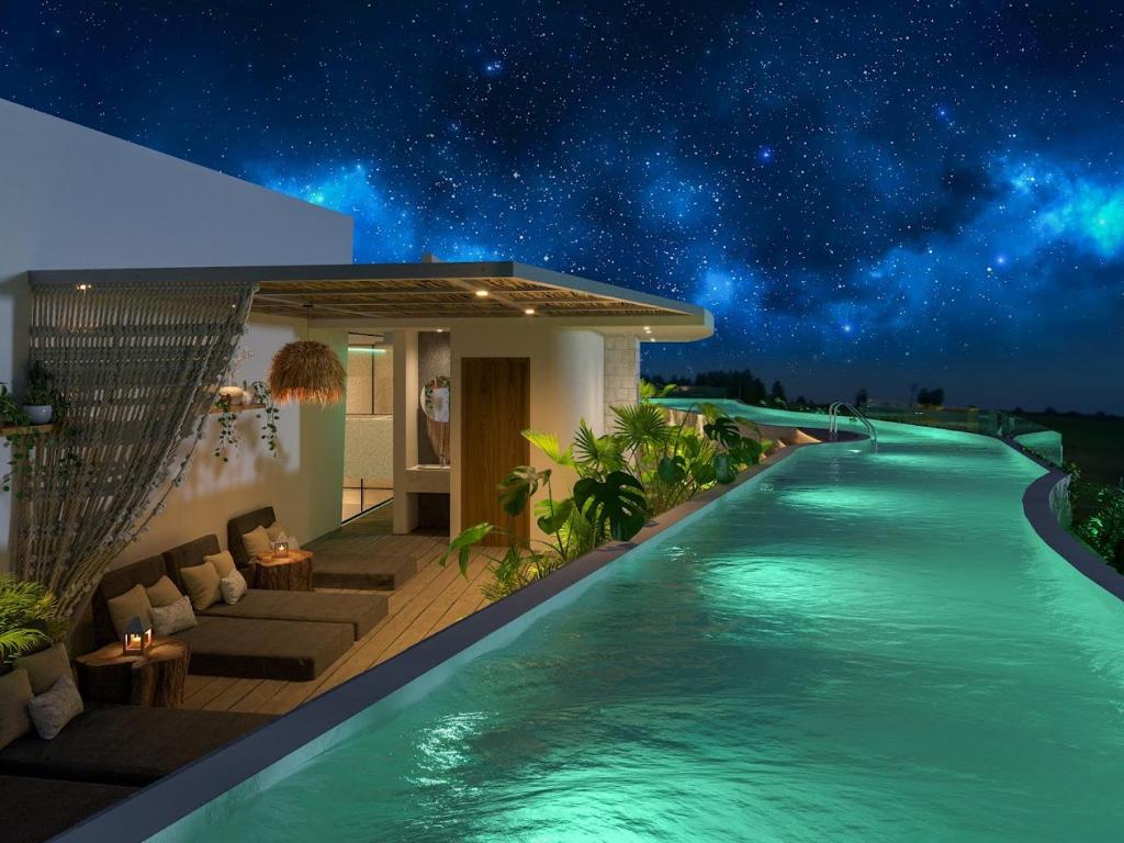 ein Schwimmbad in der Nacht mit Sternenhimmel in der Unterkunft Beautiful Rooftop Apartment with Private Terrace, Infinity Pool with Aerial Views, Jacuzzi-Sauna-Gym-Cinema-Coworking in Tulum