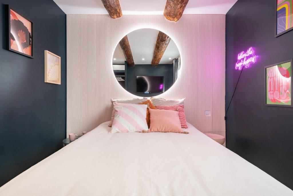 - une chambre avec un grand lit et un miroir rond dans l'établissement Candy Room, à Marseille