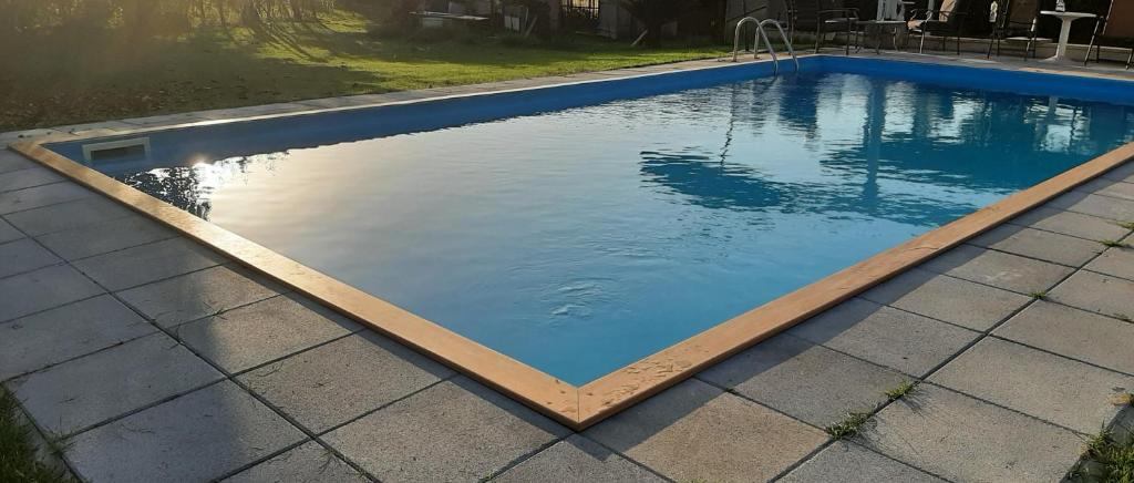 uma piscina com uma estrutura de madeira à volta em B&B A casa di Tetta em Telese Terme
