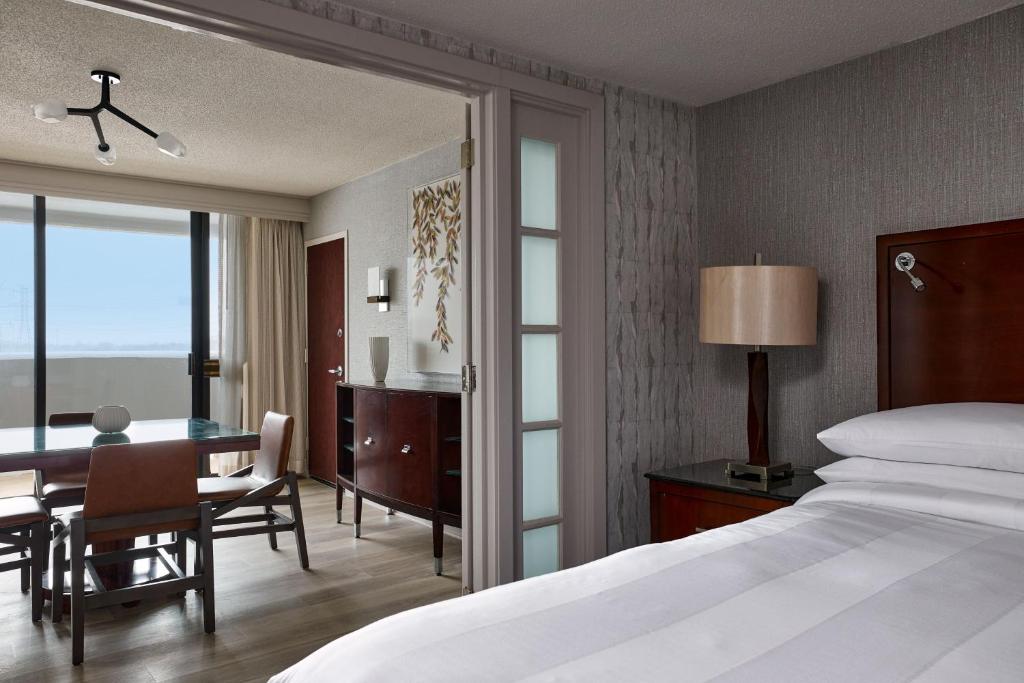 Postel nebo postele na pokoji v ubytování Hanover Marriott