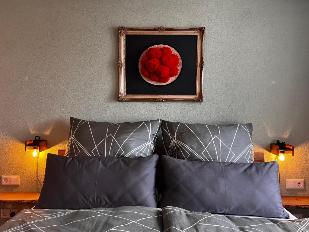 a picture of a bowl of berries above a bed at Am Berg in Feldberg