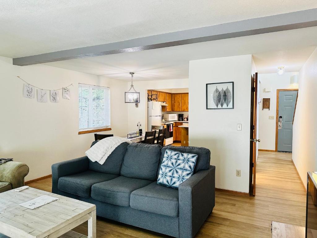 sala de estar con sofá y cocina en TWO side-by-side dwellings for your giant group, en Corvallis