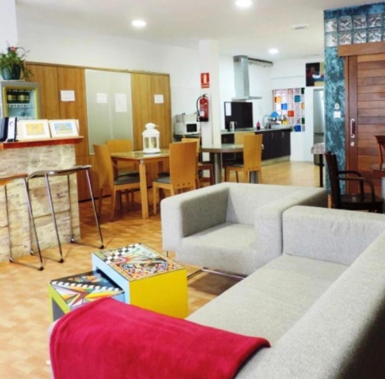 sala de estar con sofá y mesa en Albergue-Pensión Cabo da Vila, en Finisterre