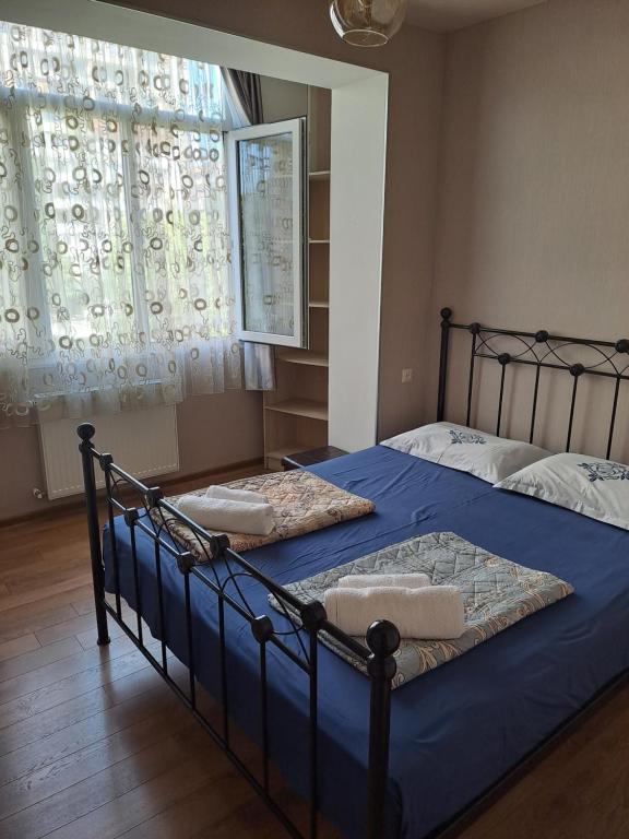 Säng eller sängar i ett rum på APARTMENT in TBILISI Koko