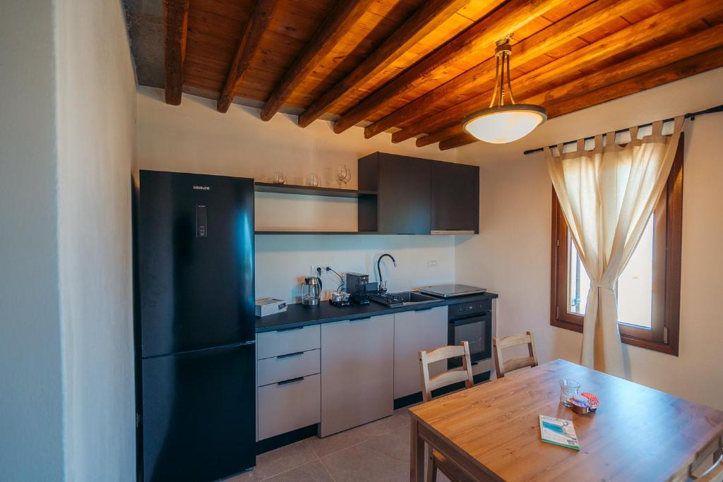 Кухня или мини-кухня в Loukia Apartments
