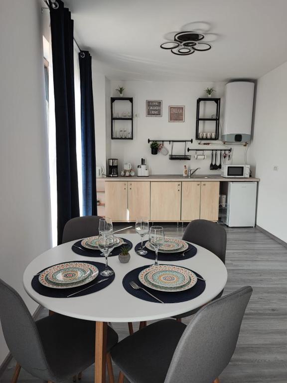 a dining room with a table with chairs and a kitchen at Paradis Baile Felix in Baile Felix